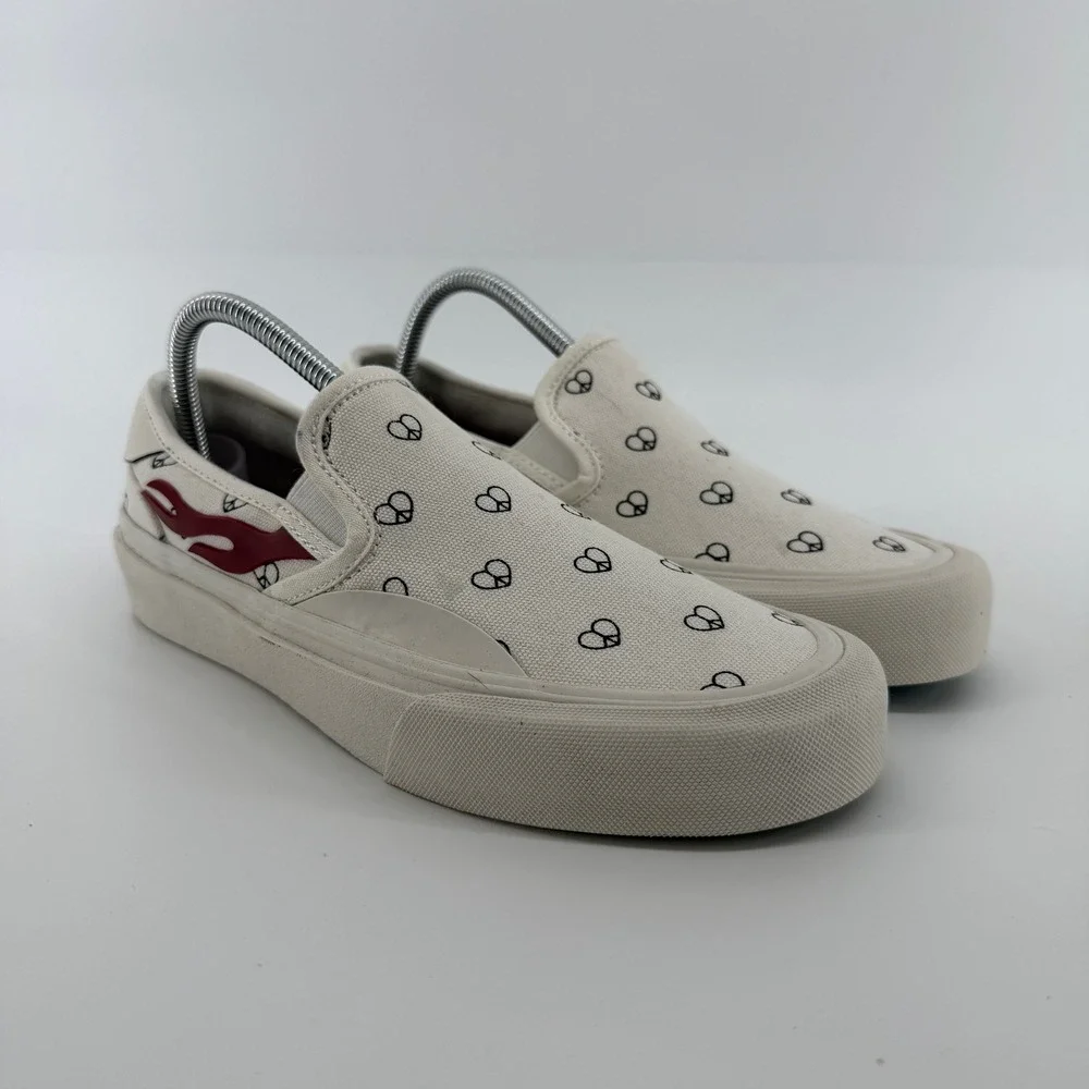 Straye Ventura Boo Johnson Mens 7.5 Cream Peace Love Flame Slip On Sneakers
